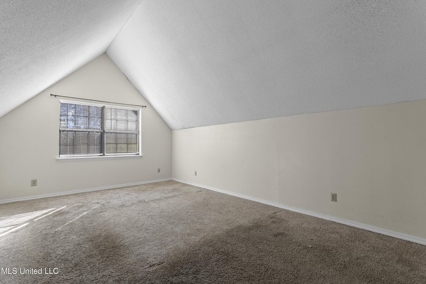 Rare opportunity to own a spacious home with an in-ground pool - photo 13