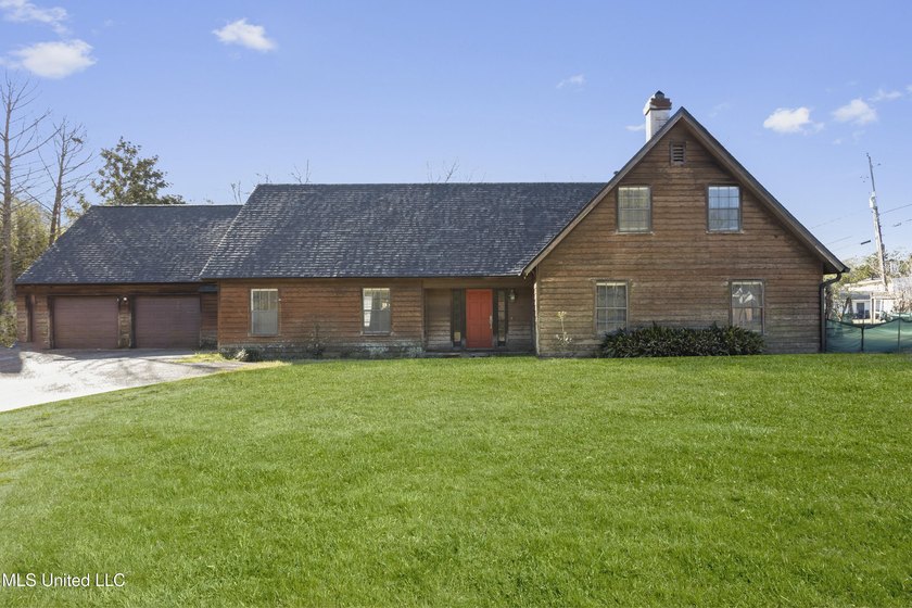Rare opportunity to own a spacious home with an in-ground pool - photo 20