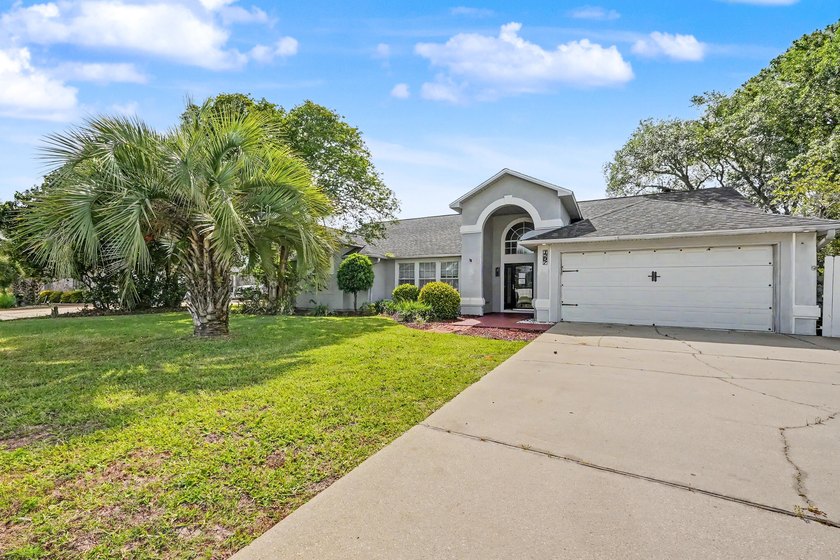 REO. Spacious 4-bedroom, 2-bath home with a screened inground - photo 3