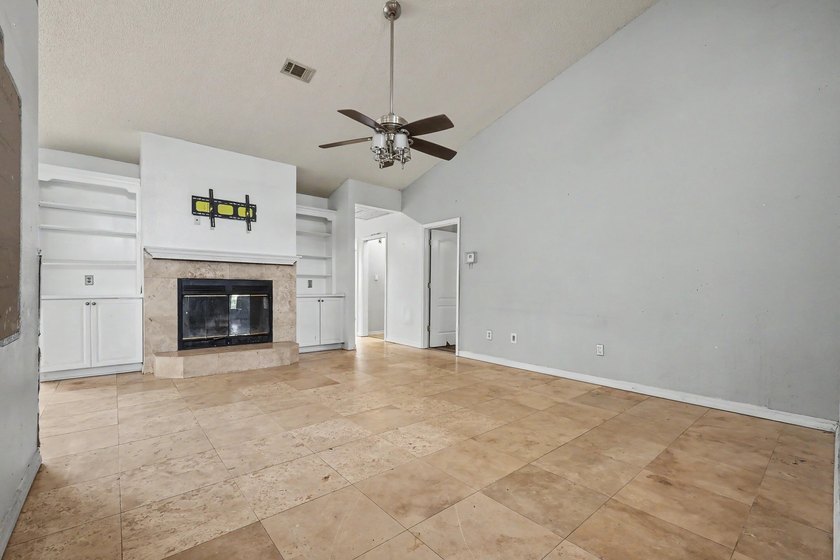 REO. Spacious 4-bedroom, 2-bath home with a screened inground - photo 8