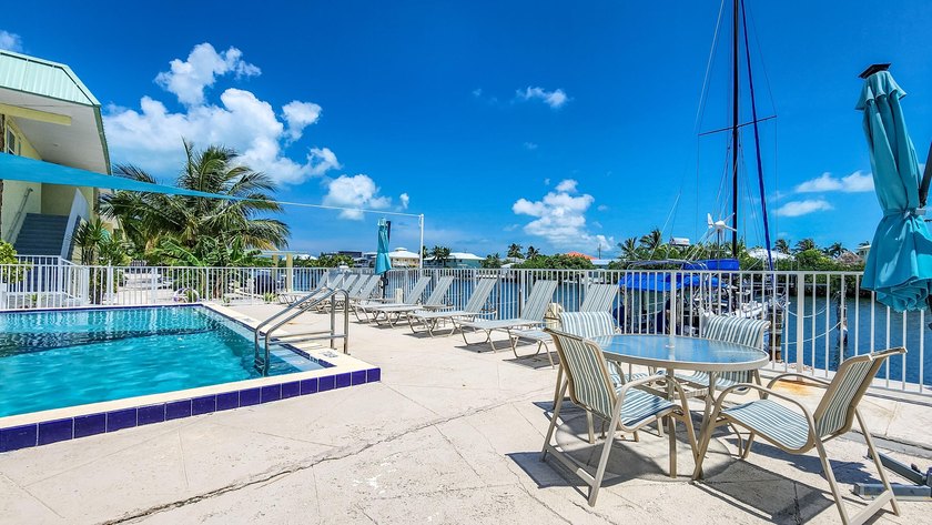 Beautiful end ground floor and corner unit. Enjoy the waterfront - photo 26