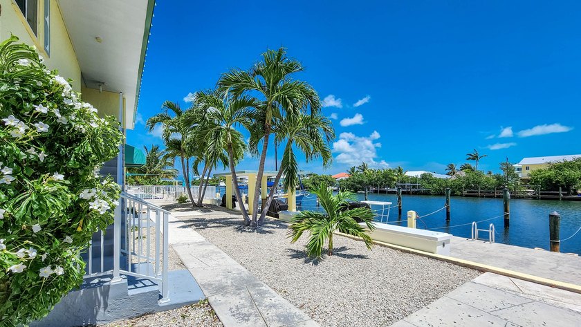 Beautiful end ground floor and corner unit. Enjoy the waterfront - photo 29