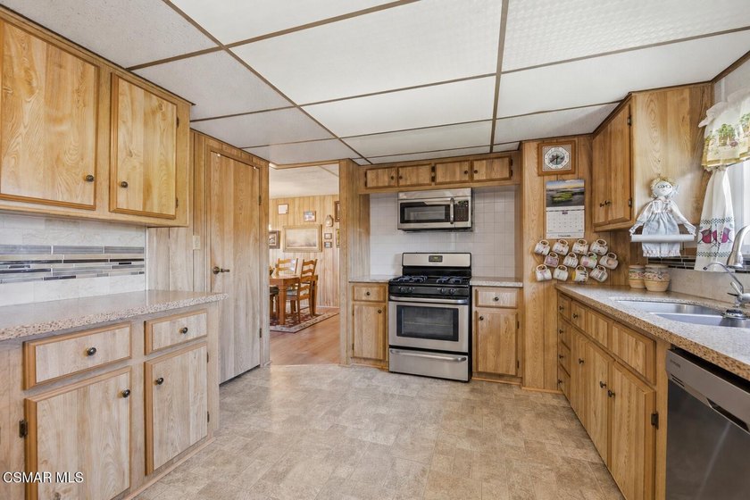 Welcome to Poinsettia Gardens, Ventura's most sought-after 55+ - photo 4