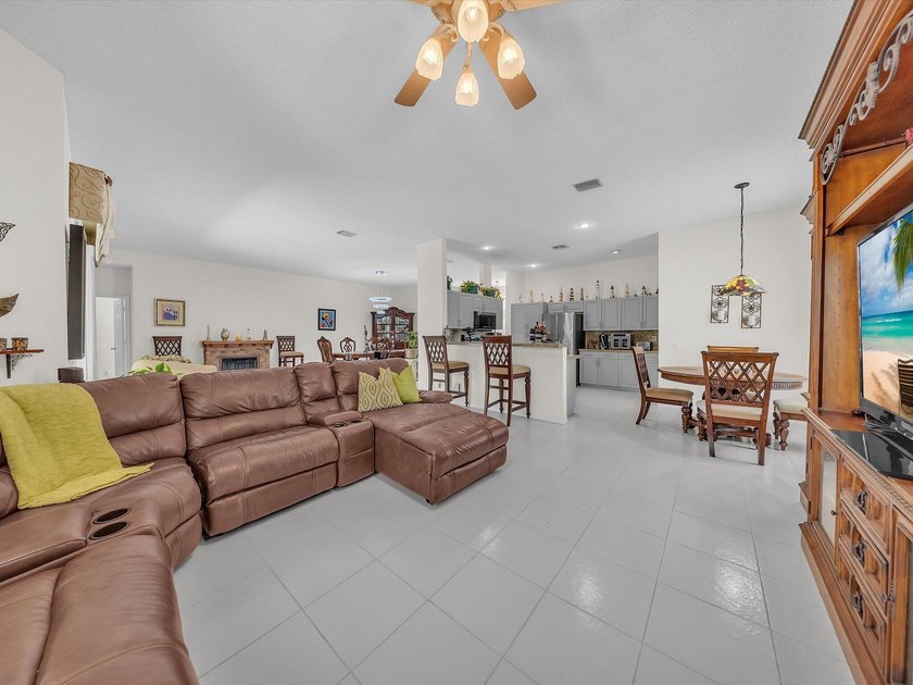 Beautiful maintained 2397 square feet ,4-bedroom, 2.5 -bath - photo 13