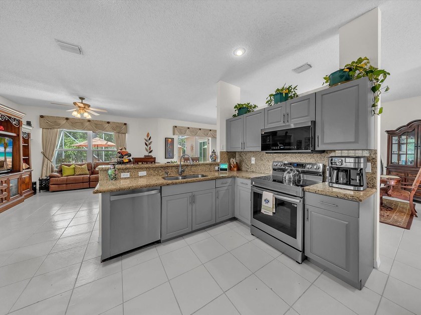 Beautiful maintained 2397 square feet ,4-bedroom, 2.5 -bath - photo 14