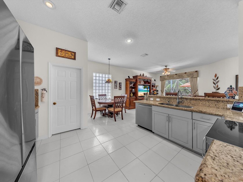 Beautiful maintained 2397 square feet ,4-bedroom, 2.5 -bath - photo 15