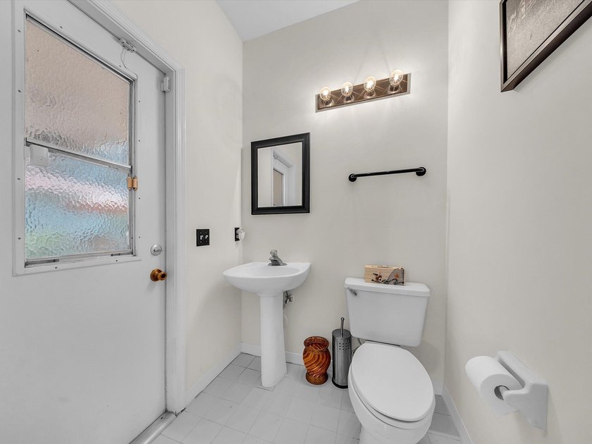 Beautiful maintained 2397 square feet ,4-bedroom, 2.5 -bath - photo 30