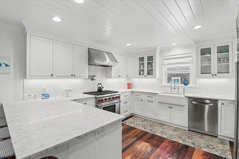 Welcome to your own Sullivan's Island retreat, where timeless - photo 11