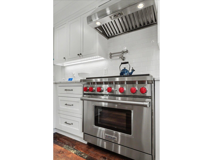 Welcome to your own Sullivan's Island retreat, where timeless - photo 12