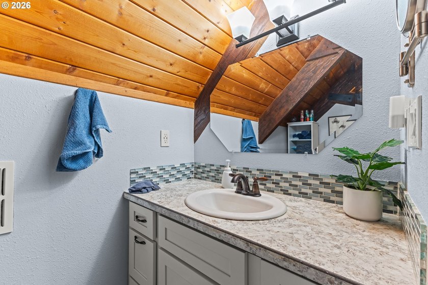 Welcome to 83340 Spruce Lane, a warm and inviting 1,252 SF - photo 32