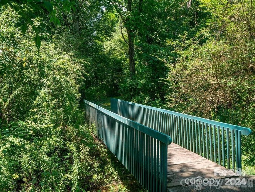 Experience sophisticated comfort in this pristine upper level - photo 44