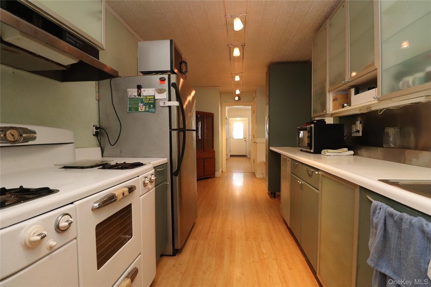 Welcome to 2027 Oakland Ave...a perfect Wantagh Cape just - photo 12