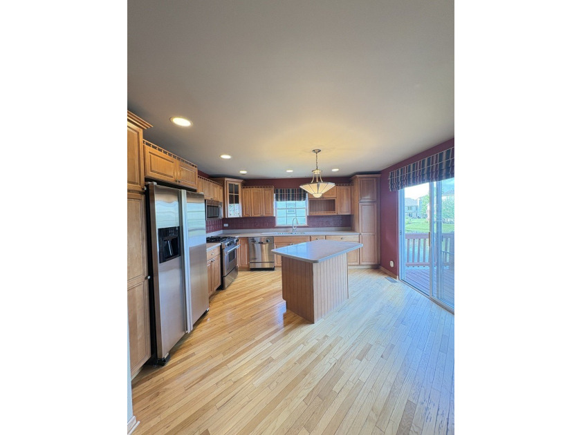 Welcome to this beautifully maintained end-unit townhome - photo 9
