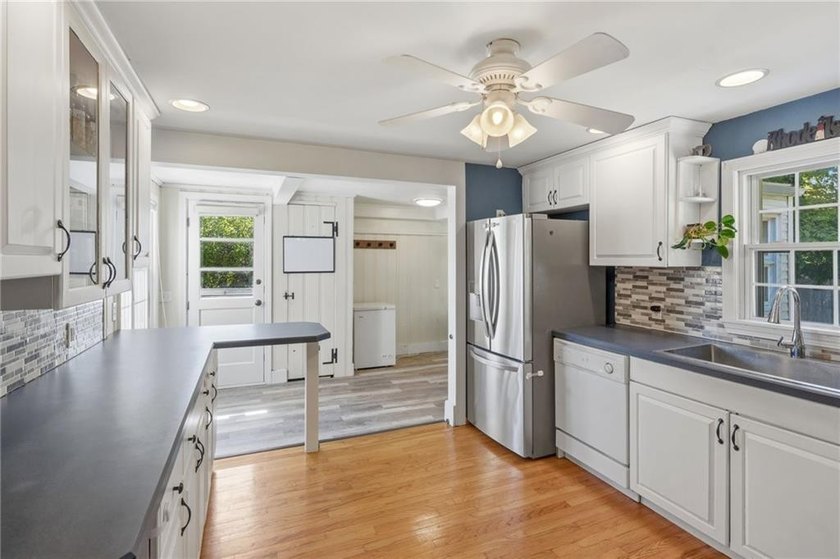 Charming 2-bedroom, 1-bath Cape located in a highly desirable - photo 11