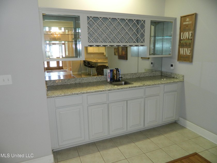 Nice family home, move in ready, master bedroom on lower floor - photo 12
