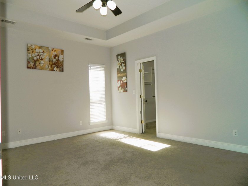 Nice family home, move in ready, master bedroom on lower floor - photo 20