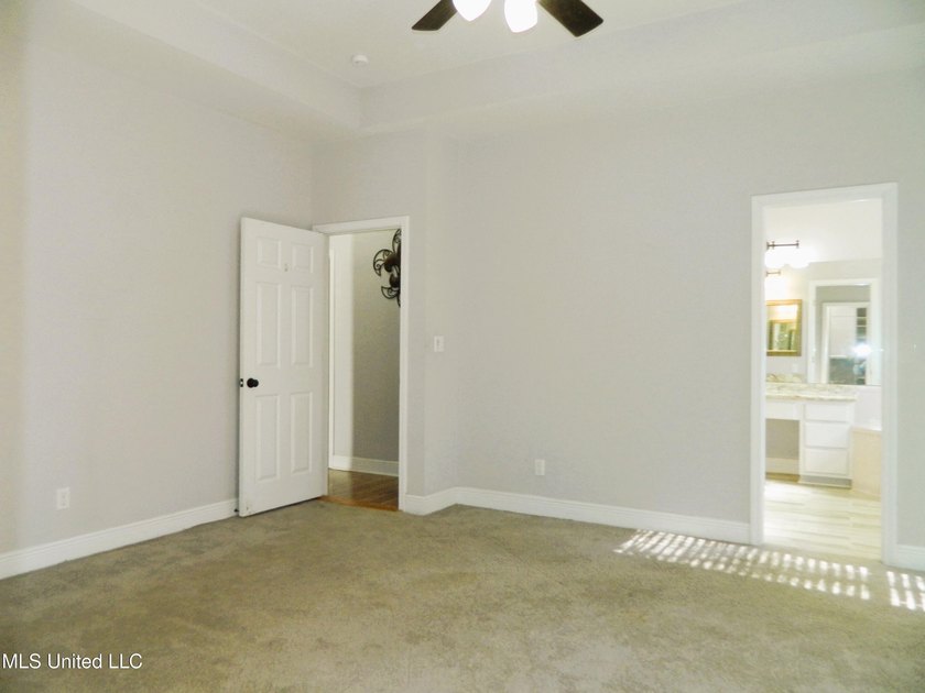 Nice family home, move in ready, master bedroom on lower floor - photo 21