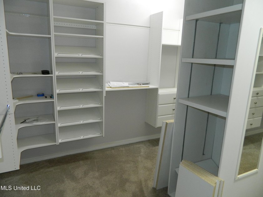 Nice family home, move in ready, master bedroom on lower floor - photo 22