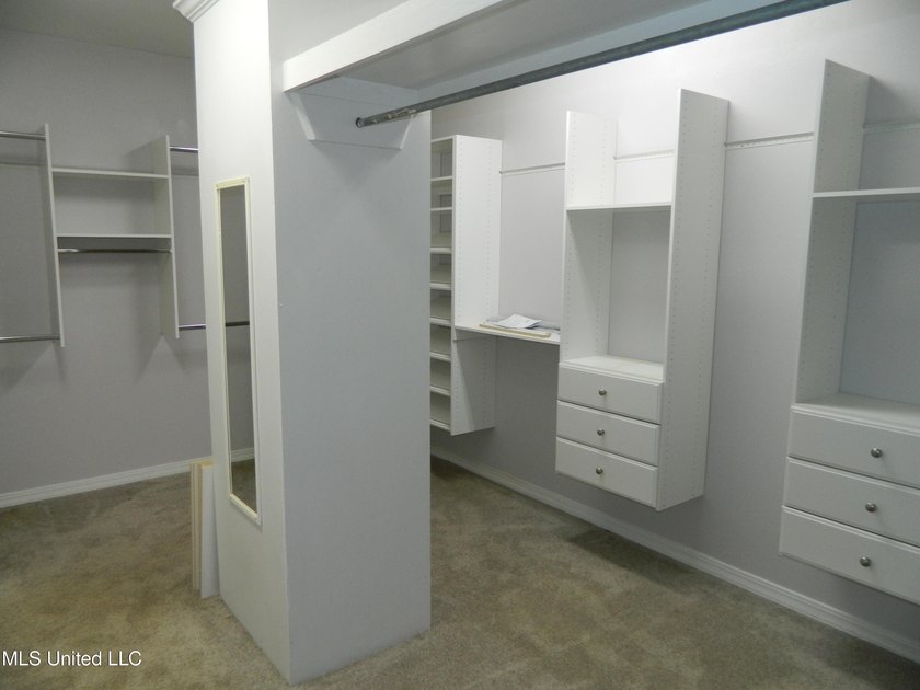 Nice family home, move in ready, master bedroom on lower floor - photo 24
