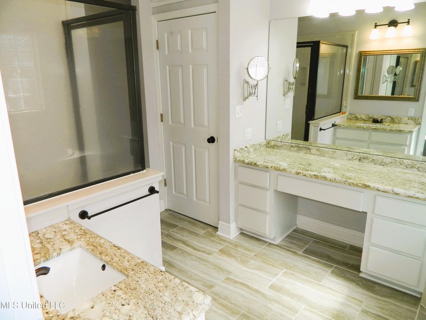 Nice family home, move in ready, master bedroom on lower floor - photo 25