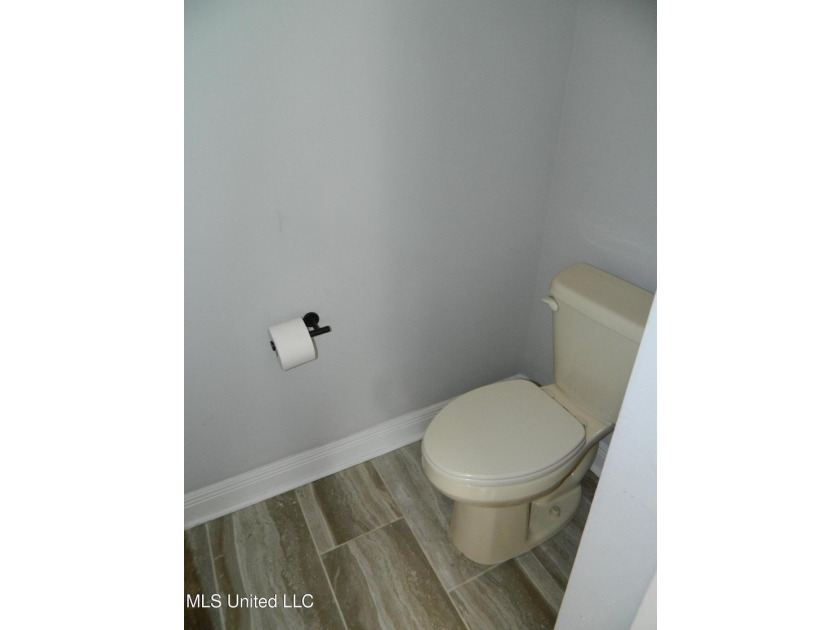 Nice family home, move in ready, master bedroom on lower floor - photo 29