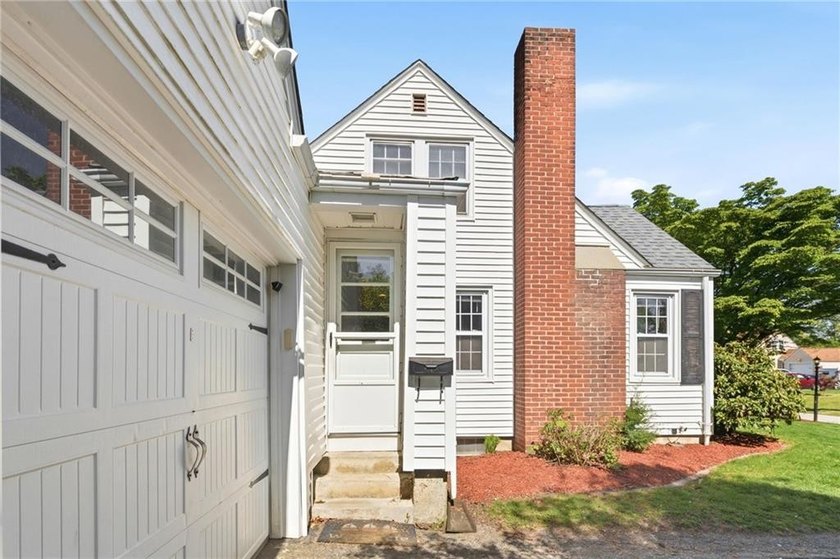 Charming 2-bedroom, 1-bath Cape located in a highly desirable - photo 29