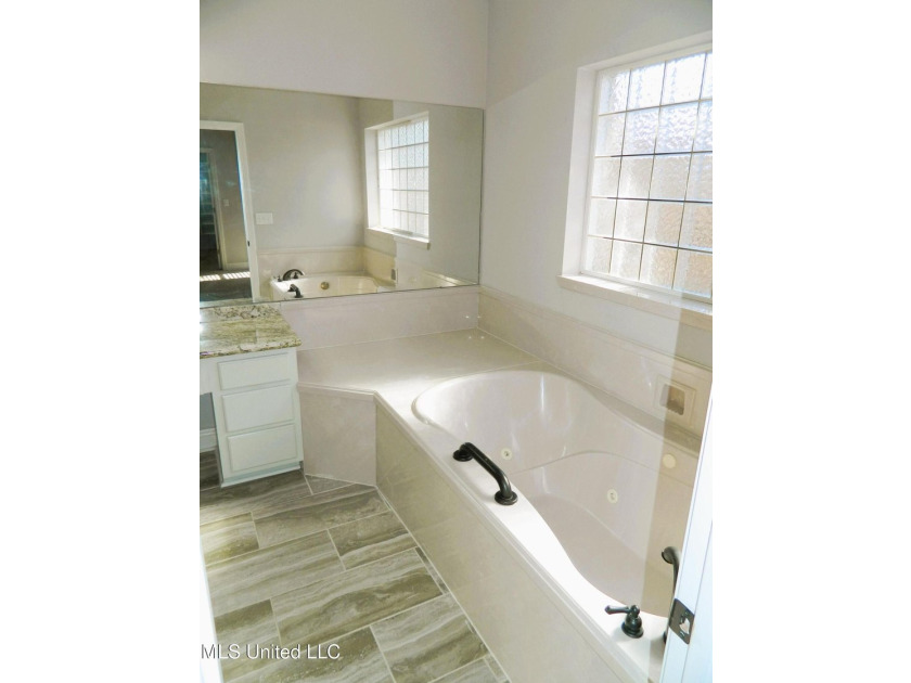 Nice family home, move in ready, master bedroom on lower floor - photo 31
