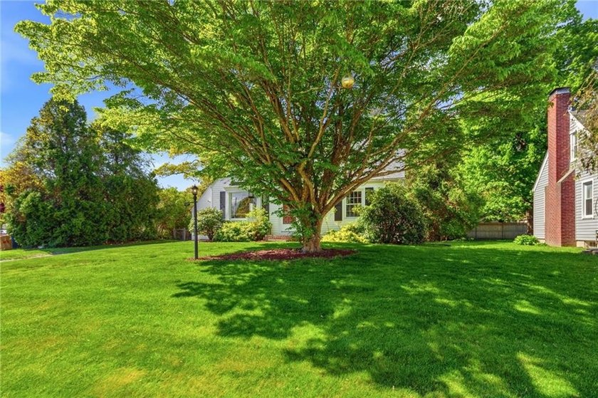 Charming 2-bedroom, 1-bath Cape located in a highly desirable - photo 33