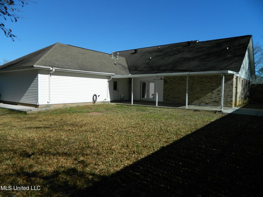 Nice family home, move in ready, master bedroom on lower floor - photo 45