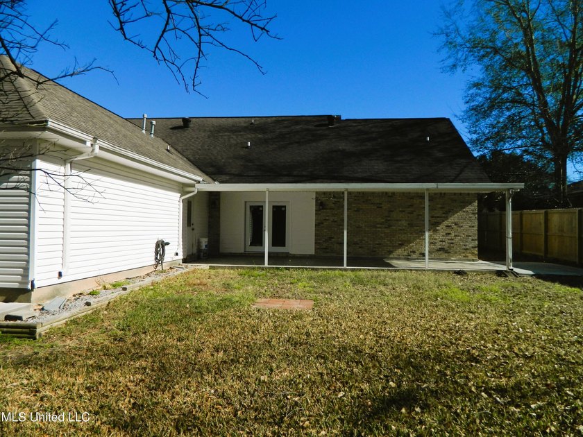 Nice family home, move in ready, master bedroom on lower floor - photo 48