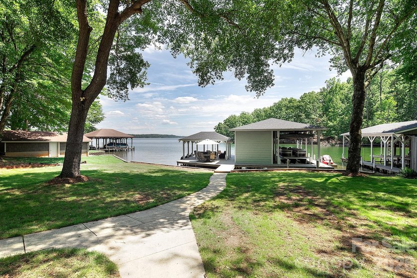 Big water. Level lot. One of Lake Tillery's finest boathouses - photo 6
