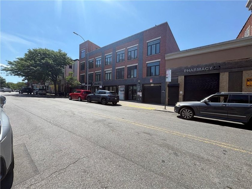 Great investment, 3 stores about 6,362 sq fts, plus 10 in door - photo 7