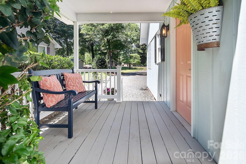 Big water. Level lot. One of Lake Tillery's finest boathouses - photo 8