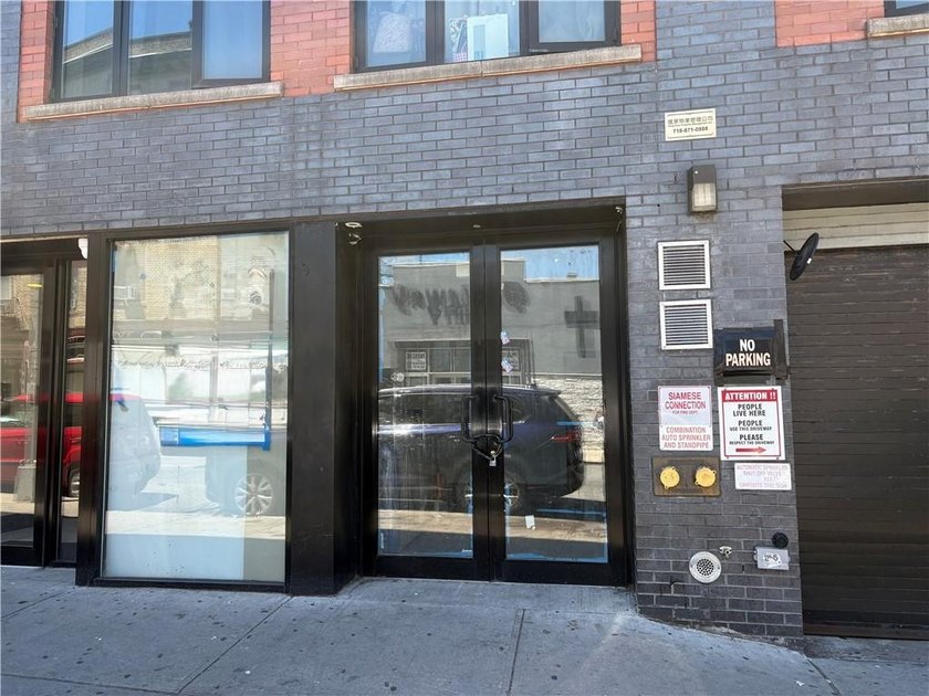 Great investment, 3 stores about 6,362 sq fts, plus 10 in door - photo 9