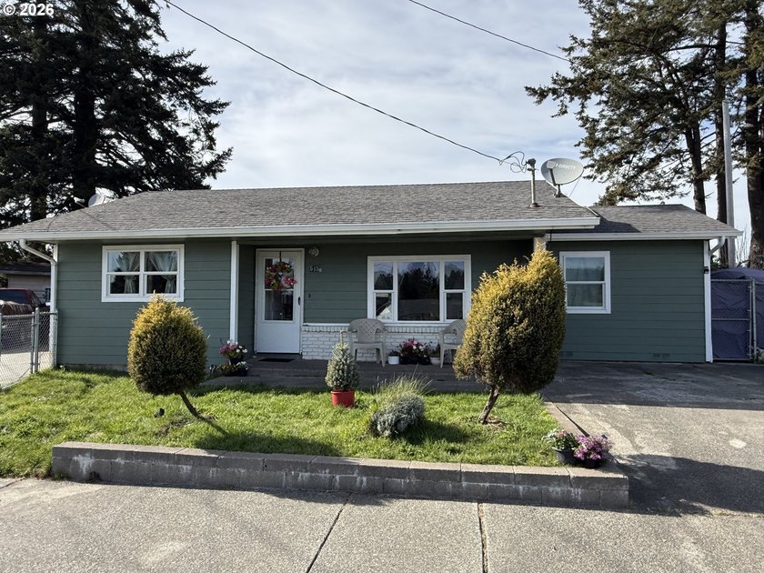 Beautiful duplex opportunity offering flexibility for both - photo 2