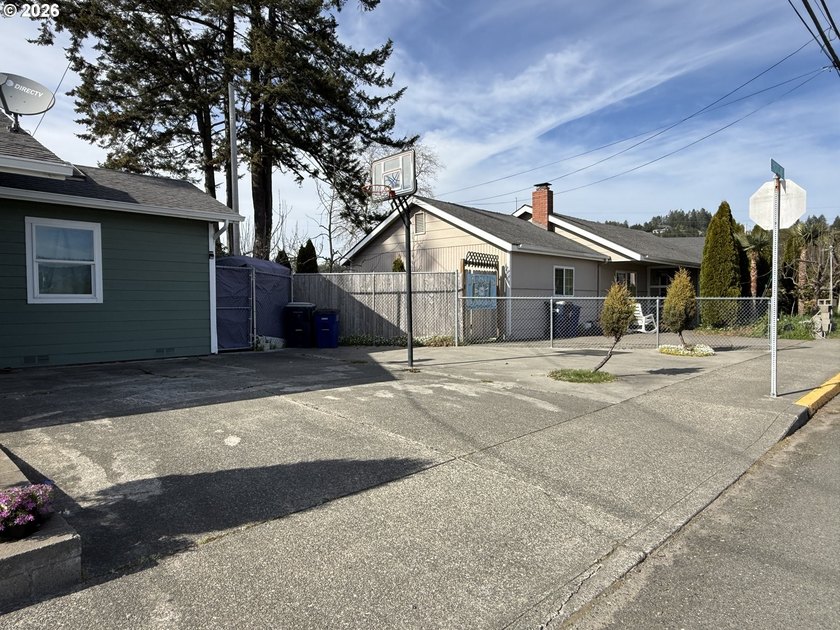 Beautiful duplex opportunity offering flexibility for both - photo 3