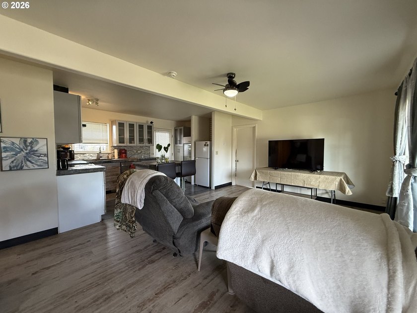 Beautiful duplex opportunity offering flexibility for both - photo 6