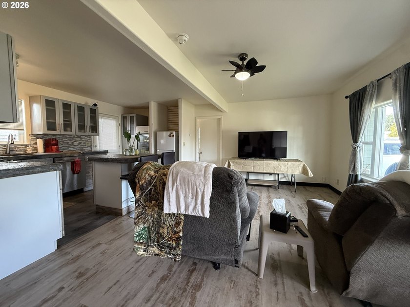 Beautiful duplex opportunity offering flexibility for both - photo 7