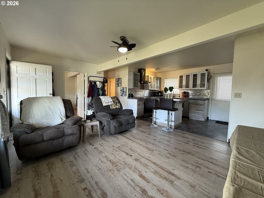 Beautiful duplex opportunity offering flexibility for both - photo 9