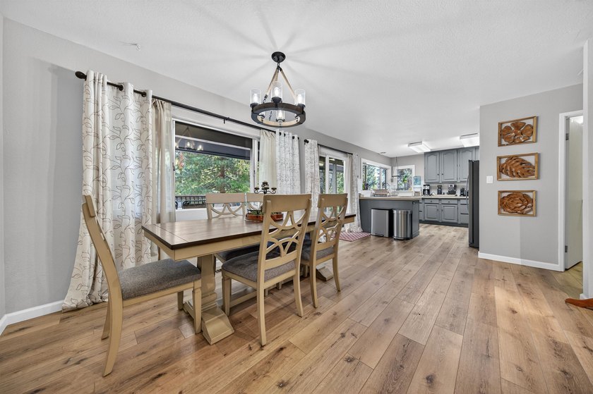 Welcome to your Lake Almanor West Shore retreat! This charming - photo 11