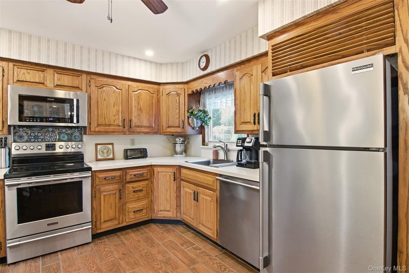 Desirable East Moriches location! This 3-bedroom, 2-bath - photo 20