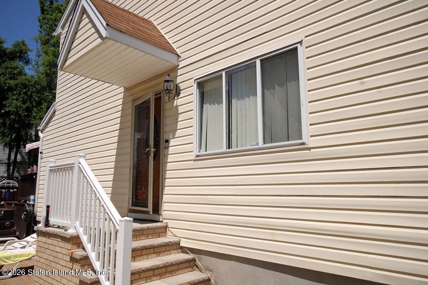 Welcome to 160 Kenilworth Ave. This end unit townhouse is - photo 2