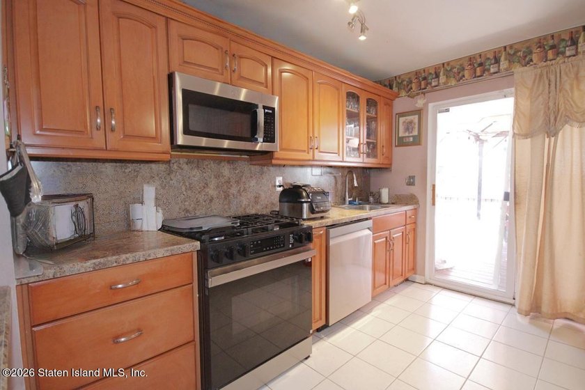 Welcome to 160 Kenilworth Ave. This end unit townhouse is - photo 7