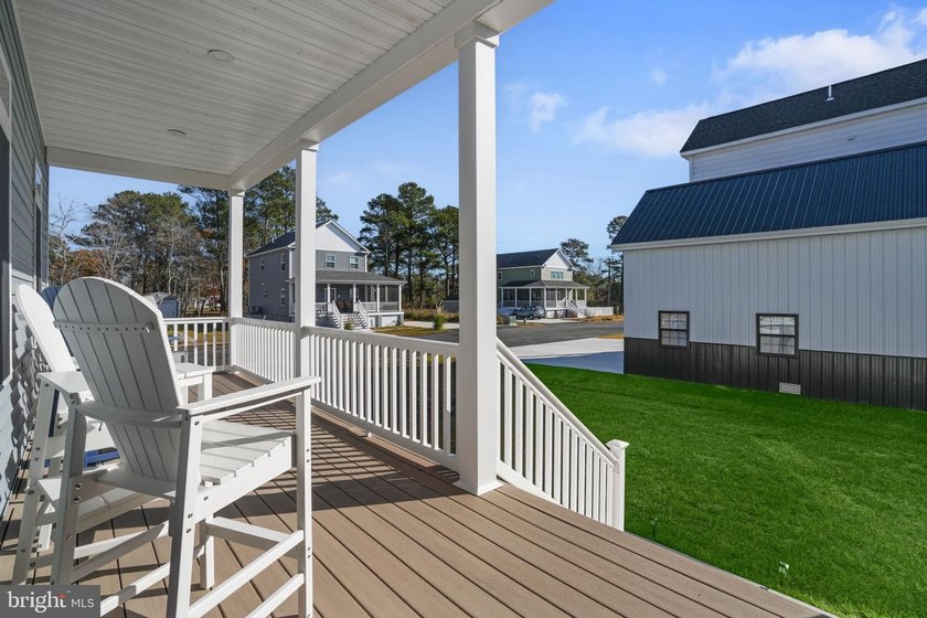 Don't miss this stunning Charleston-inspired waterview home with - photo 3