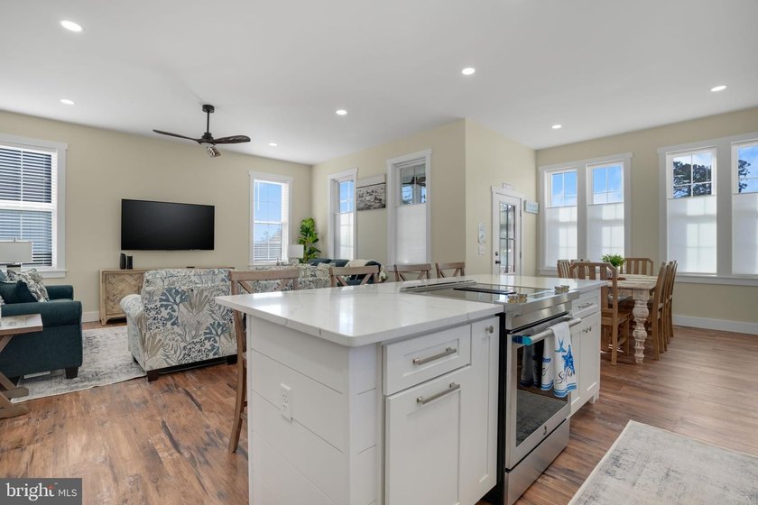 Don't miss this stunning Charleston-inspired waterview home with - photo 10