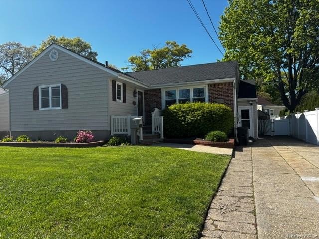 Beautiful 3 bedroom, 1 1/2 bath. Full basement with enclosed - photo 2