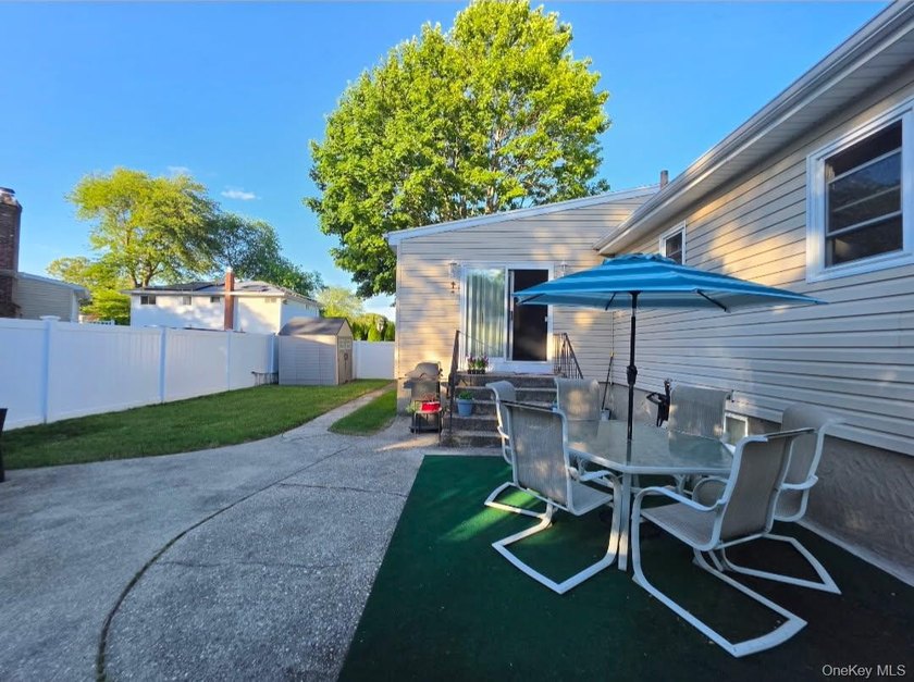 Beautiful 3 bedroom, 1 1/2 bath. Full basement with enclosed - photo 3