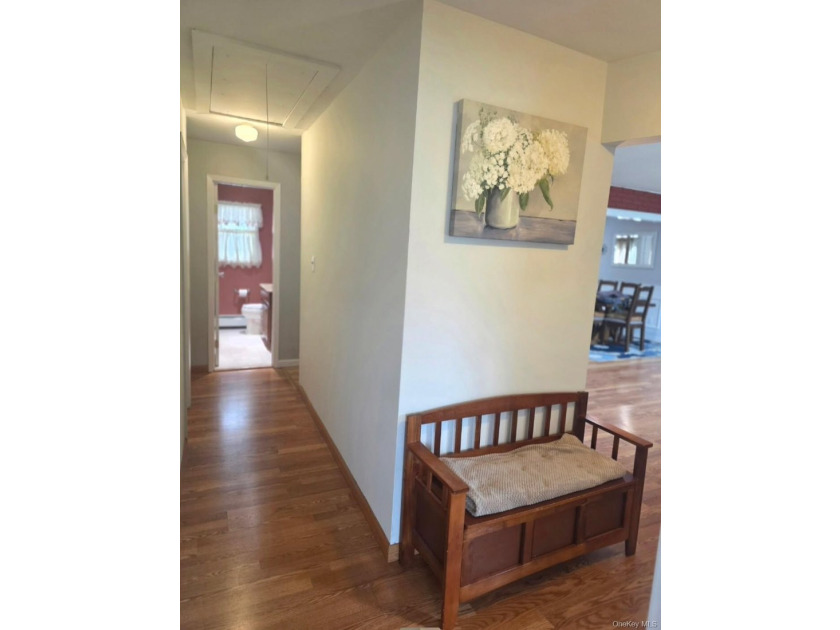 Beautiful 3 bedroom, 1 1/2 bath. Full basement with enclosed - photo 4