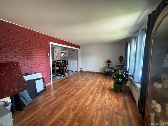 Beautiful 3 bedroom, 1 1/2 bath. Full basement with enclosed - photo 5