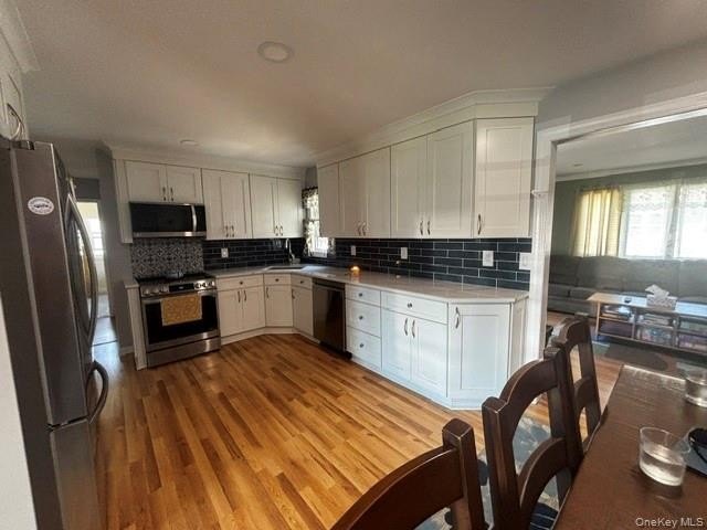 Beautiful 3 bedroom, 1 1/2 bath. Full basement with enclosed - photo 7